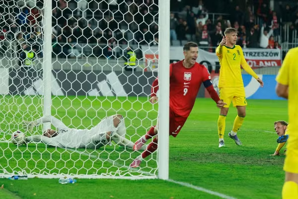 Lewandowski mencetak gol saat Polandia mengalahkan Lithuania untuk memperkuat posisi playoff