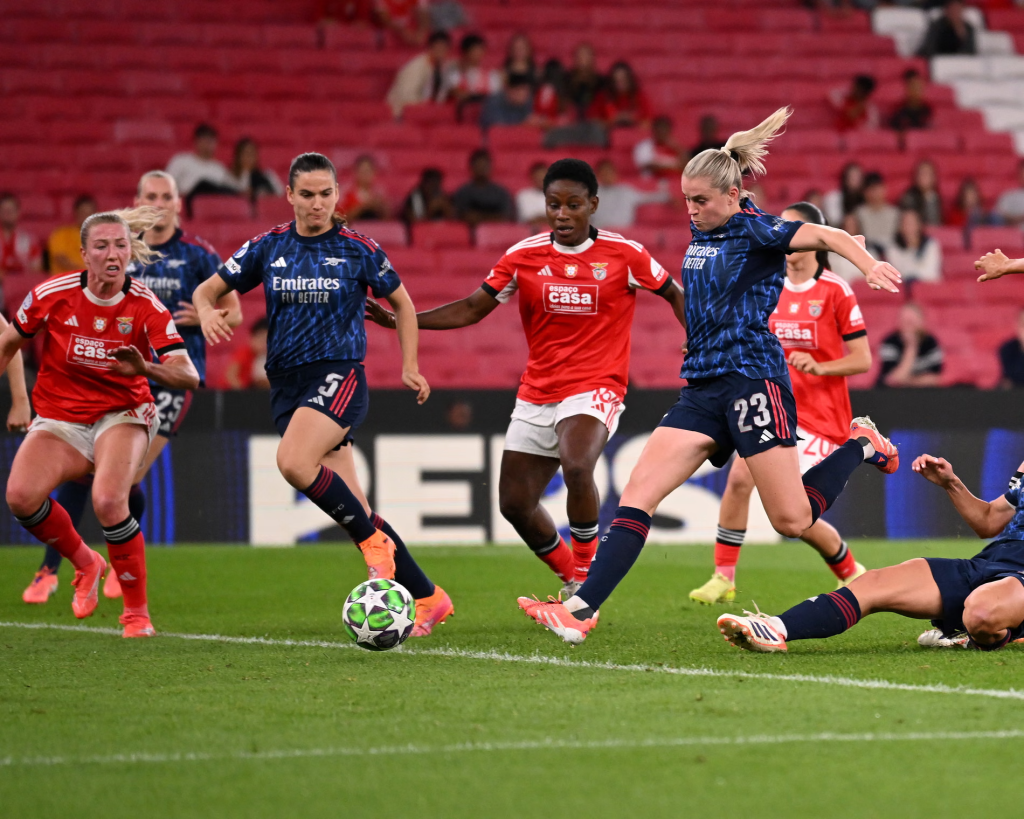 Arsenal menikmati kembalinya mereka ke Lisbon saat Mead dan Russo mengalahkan Benfica di WCL