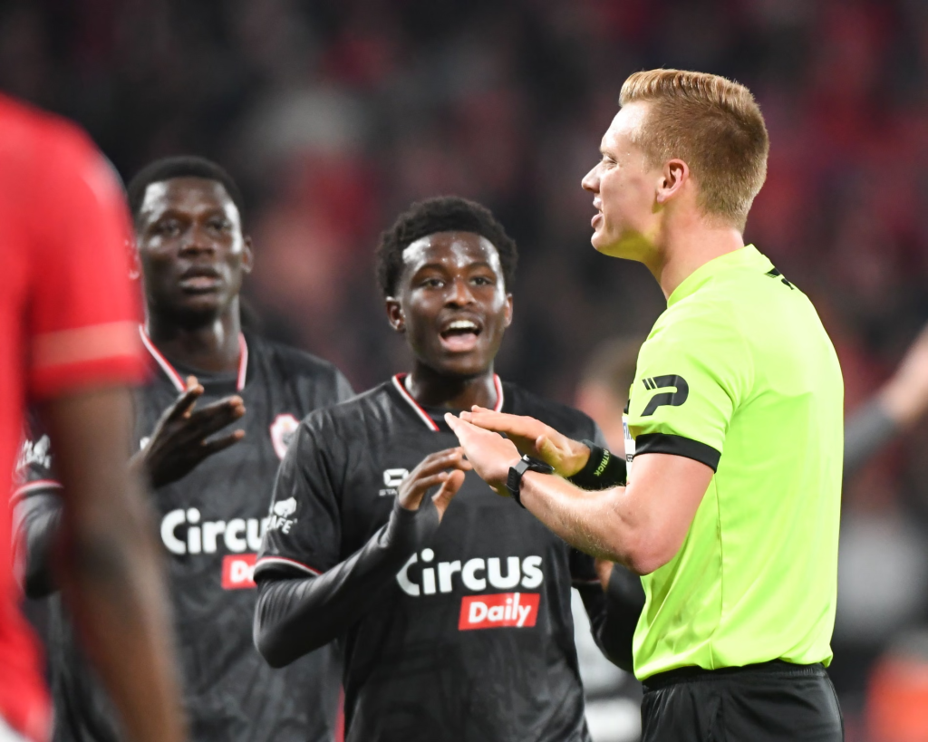 Wasit meninggalkan pertandingan Liga Pro Belgia pada menit ke-87 setelah terkena piala