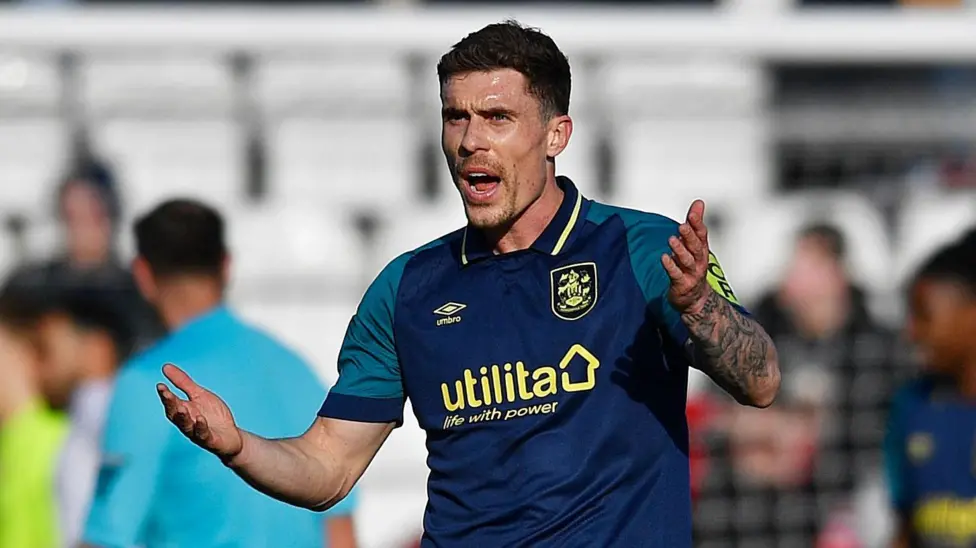 Shrewsbury merekrut mantan bek Huddersfield, Ruffels